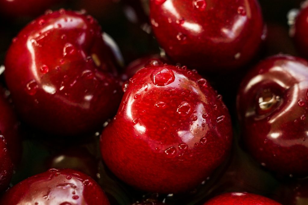 closeup photography of red cherry